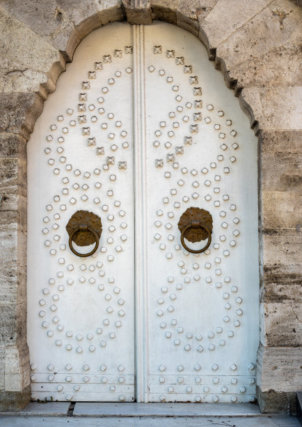 白色的开窗门通向一座古老的石头建筑。带门的正面建筑图片下载