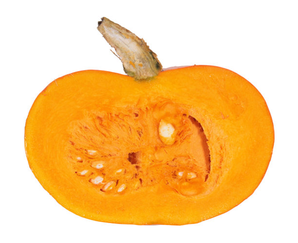 橙色成熟的新鲜南瓜切成两半，在白色的背景上分开图片下载
