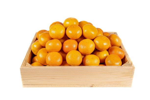 木盒子与桔子堆叠在孤立的白色背景。图片下载