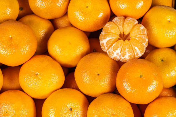 美味的柑桔和柑桔瓣准备吃和享受。图片下载
