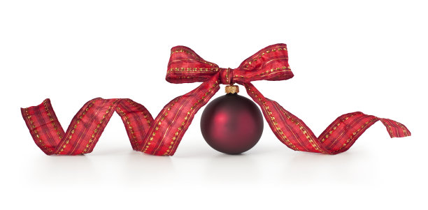 红色圣诞球与丝带装饰，孤立在白色背景。包括剪切路径。图片下载