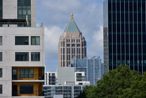 亚特兰大市中心的城市景观与多云的天空图片下载