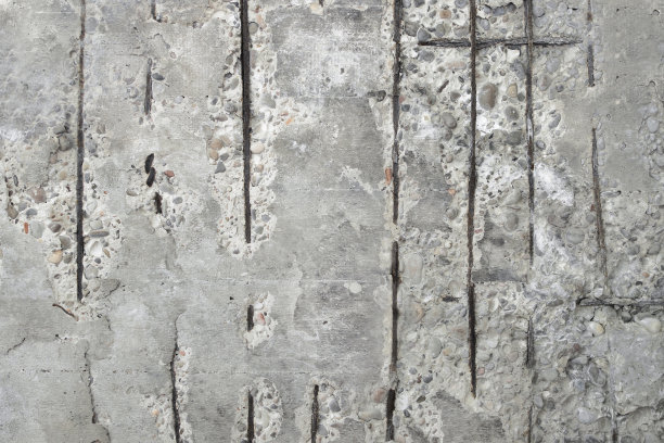 钢筋混凝土，其金属钢筋已损坏和生锈。图片下载