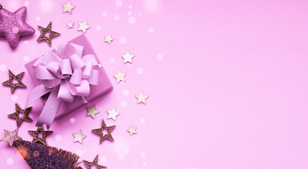 圣诞节和新年粉红色背景与礼物，圣诞树和金色和木制星星。图片下载