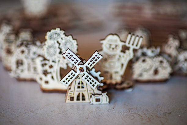 给孩子们玩的木制人物图片下载