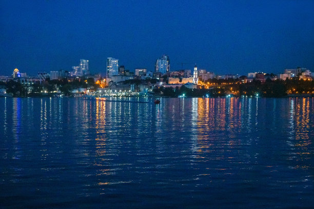 从客船上看萨马拉的夜景。照亮了城市、居民楼和教堂——蓝天!图片下载