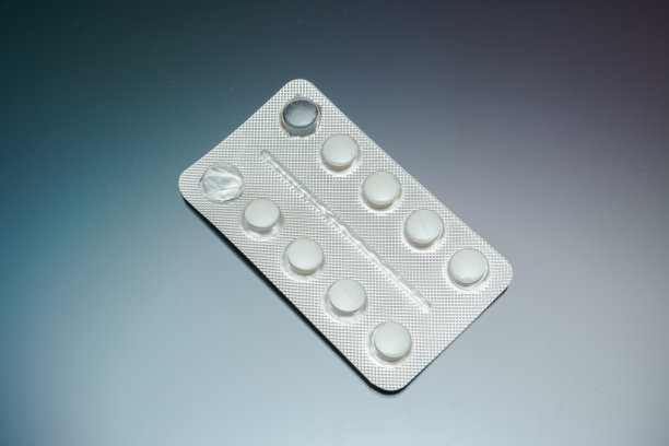 背景为白色药丸的医用吸塑包装图片下载