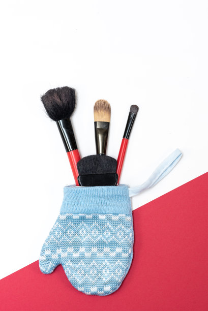 圣诞老人手套里的化妆刷。特写镜头。2022年圣诞快乐。圣诞晚会活动图片下载