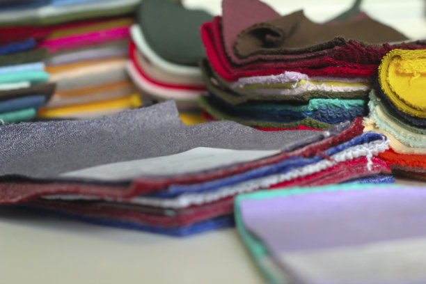 为针织面料开发的多色样品系列服装。图片下载