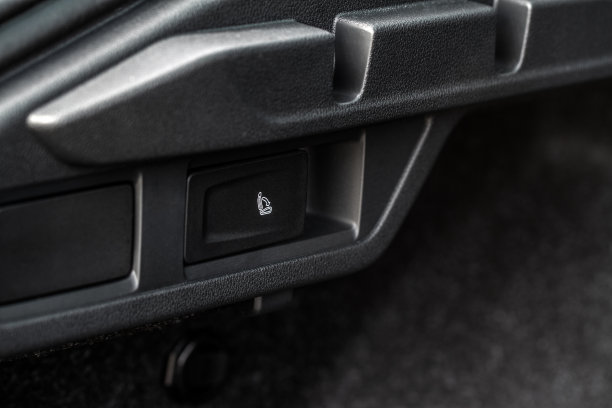 折叠第二排座位按钮。汽车的12V电源插座。汽车上的插座。图片下载