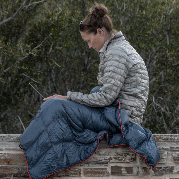 女人专注于电脑屏幕图片下载