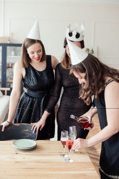 一群朋友在晚宴上围着桌子烤面包图片下载