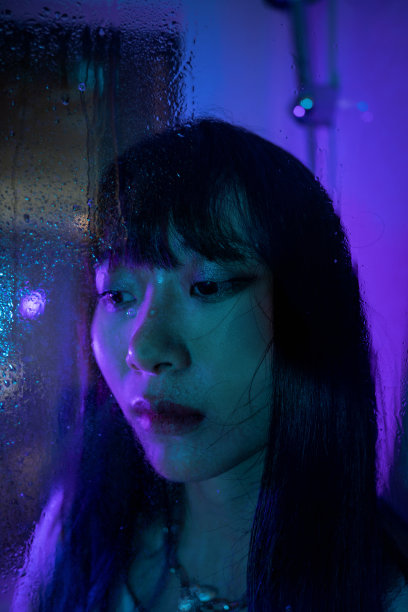 长发美女在霓虹灯下熠熠生辉图片下载