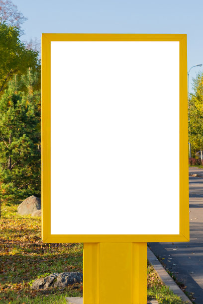 城市广告牌在黄色框架与白色空白背景广告，公告，照片。图片下载