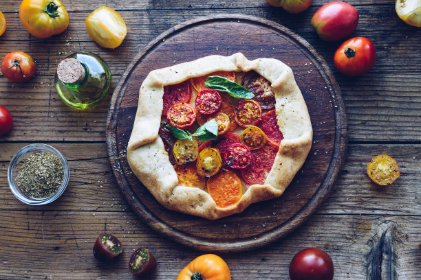 美味的面包配以新鲜的彩色西红柿和罗勒图片下载