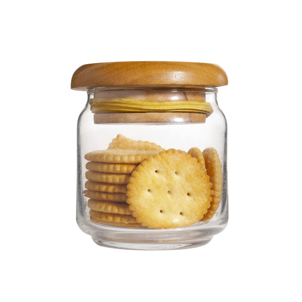饼干装在白色背景下的玻璃瓶中图片下载