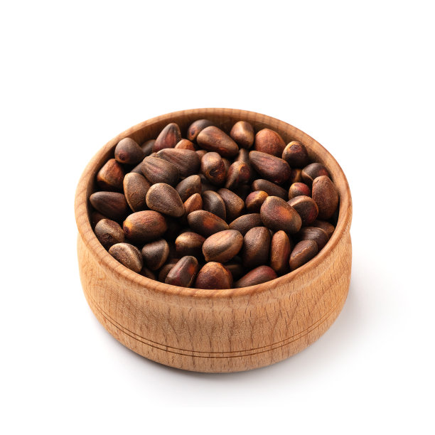 木杯里的松子。白色背景图片下载