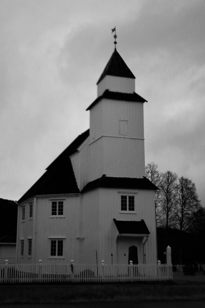 黑色和白色的老教堂建筑图片下载