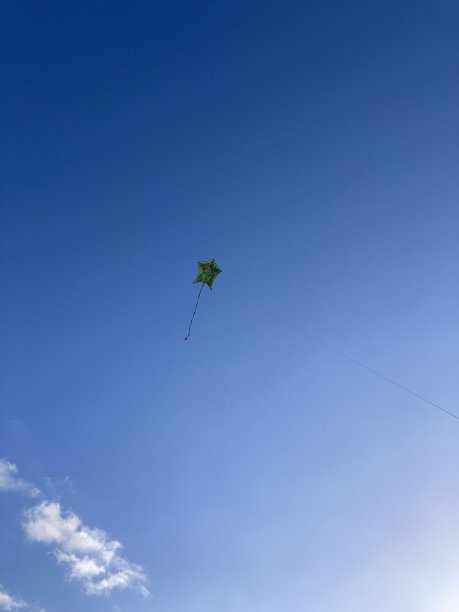 孩子们的风筝在蓝天上图片下载