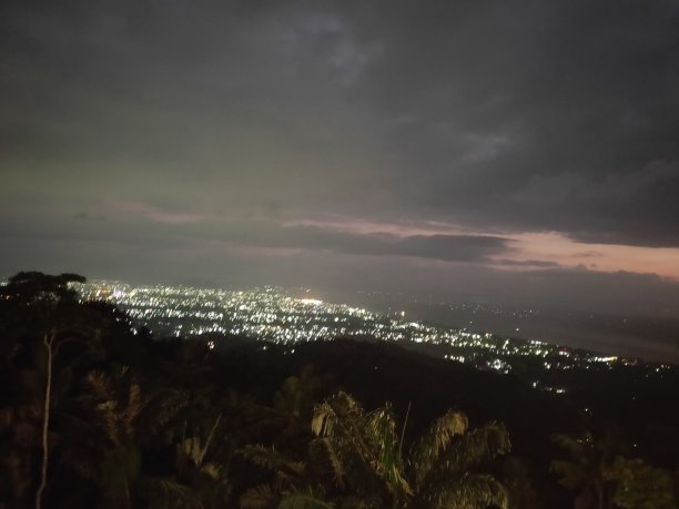 马塔兰城的灯光图片下载