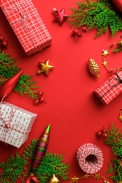 新年礼物和装饰品在红色背景顶部视图-图像图片下载
