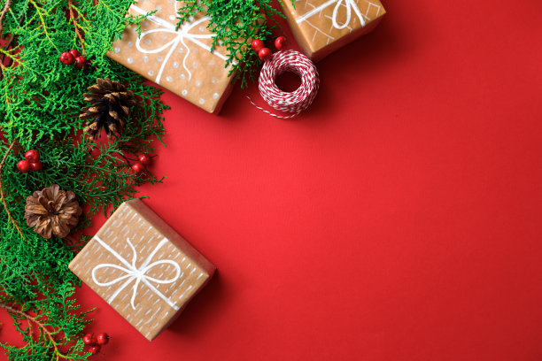 新年礼物和装饰品在红色背景顶部视图-图像图片下载