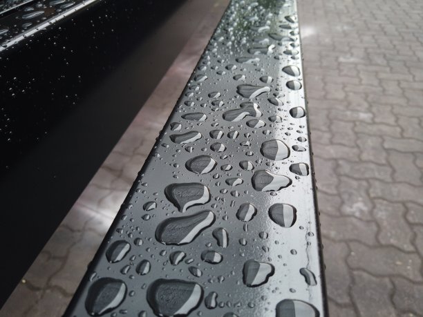 雨滴落在钢管上图片下载