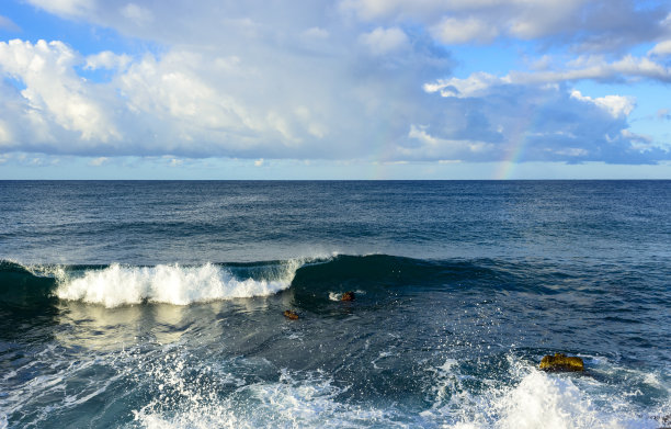 美丽的地中海，波浪，云彩和彩虹在土耳其图片下载