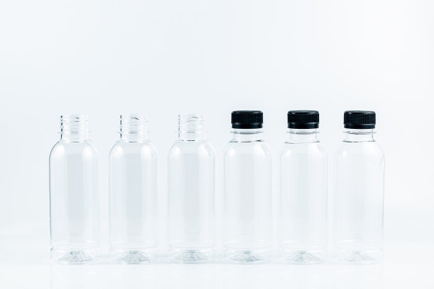 塑料瓶在白色背景上，套水塑料瓶隔离在白色背景上图片下载