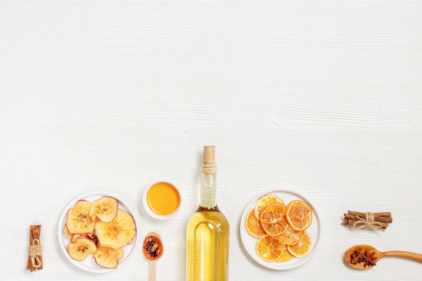 冬季热饮料，热葡萄酒，白葡萄酒，干桔子和苹果，糖果或棒棒糖图片下载