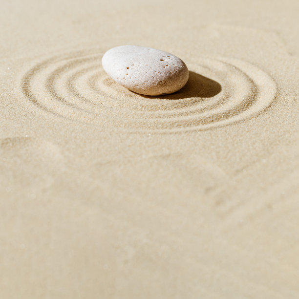 美学的最低限度的背景与禅意石上的沙子。日本禅宗花园，石堆周围有同心圆。图片下载