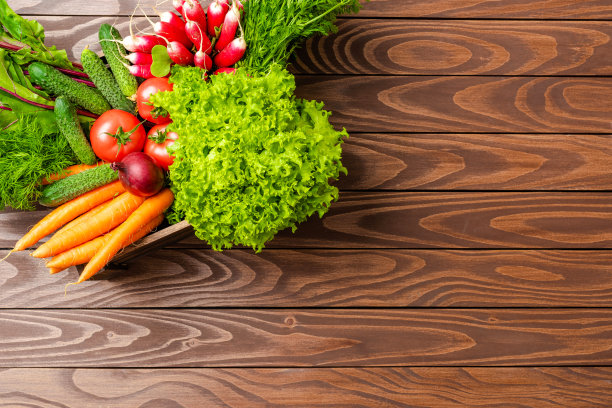 新鲜蔬菜装在木箱里。俯视图图片下载