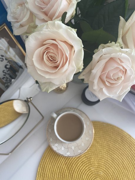 桌子上有鲜花和咖啡图片下载