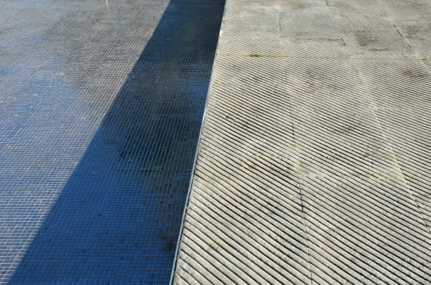 广场上的喷泉用马赛克砖砌成。通过科学平台或由金属不锈钢条制成的桥。桥是透明的。多亏有喷泉，水才干净图片下载