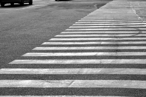 白色条纹的人行横道图片下载