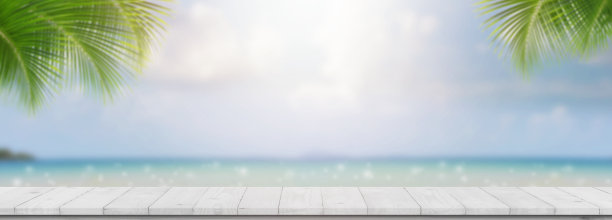 木制桌面上蓝色的大海和天空的背景图片下载
