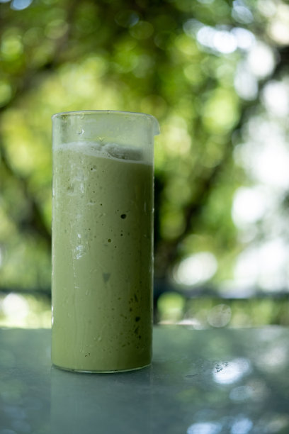 以自然为背景，杯装绿茶冰奶昔图片下载