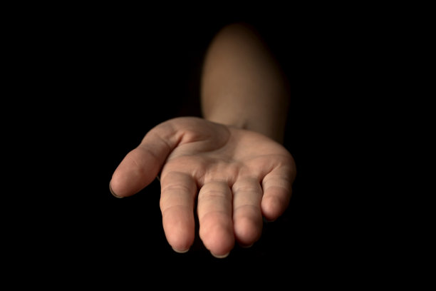 女性手从黑暗，黑色背景，掌心向上，模型或模板的展示图片下载