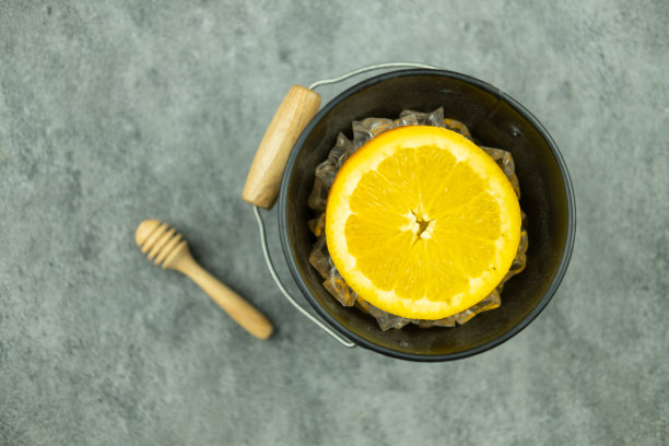 新鲜的桔子切片放在冰在一个黑色的桶图片下载