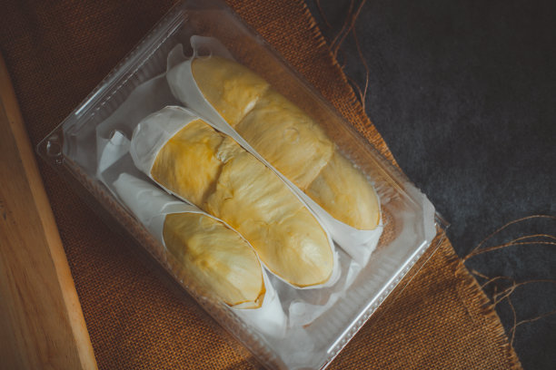 一盒新鲜的榴莲，黄色诱人，为了美观而装在盒子里，在这个季节可以买到。图片下载