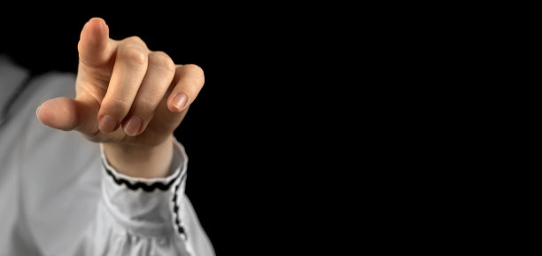 食指指向手势，表示触摸或按压点。横幅与黑色背景和复制空间照片图片下载