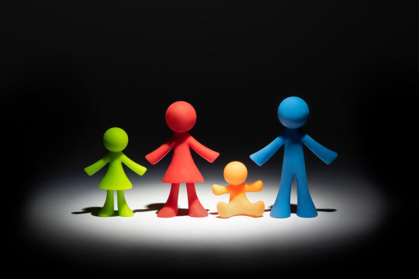 橡胶小雕像象征着两个传统父母和两个孩子的家庭图片下载