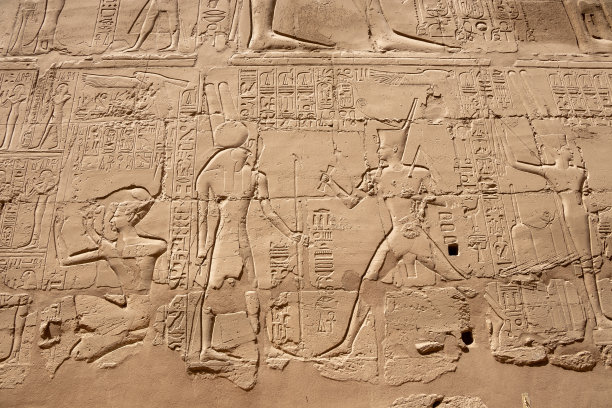 卡纳克神庙石墙上的古埃及壁画和文字图片下载