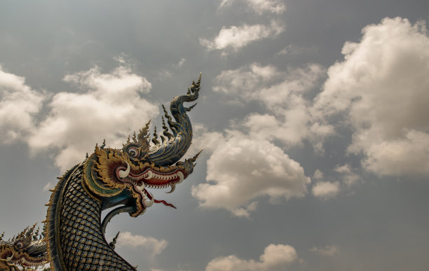 美丽的蓝色那迦雕塑与蓝天和白云在著名的雍和宫(蓝寺)。图片下载