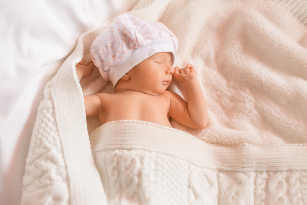 婴儿睡在床上。刚出生的孩子,长子。文本复制空间图片下载