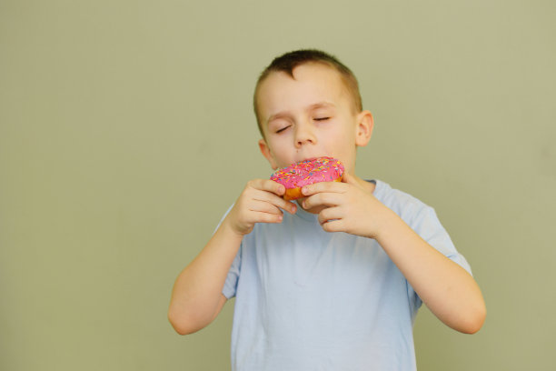 男孩吃了一个甜甜圈图片下载