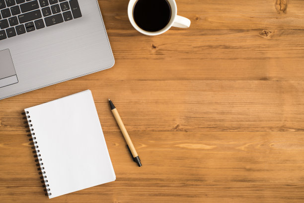 顶视图照片的笔记本咖啡杯钢笔和螺旋规划师孤立的木桌背景与空白的空间图片下载