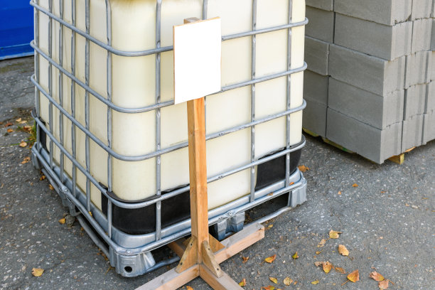 IBC, Eurocube在建筑市场的大街上，用空牌子标价图片下载