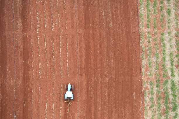 田间拖拉机的鸟瞰图图片下载