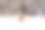 圣诞天使带着礼物在白雪覆盖的森林里。图片下载